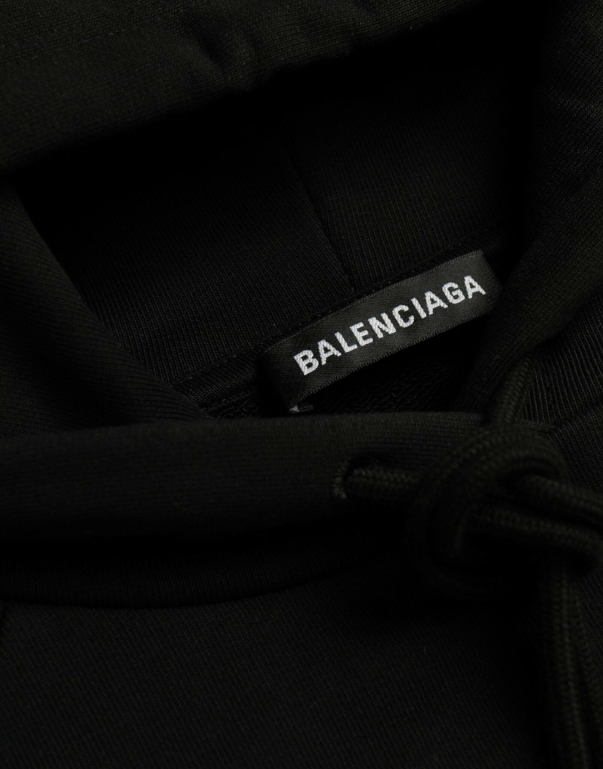 Sweat à capuche noir Balenciaga en coton avec logo, pull-over décontracté, vue de face, tissu doux et confortable.