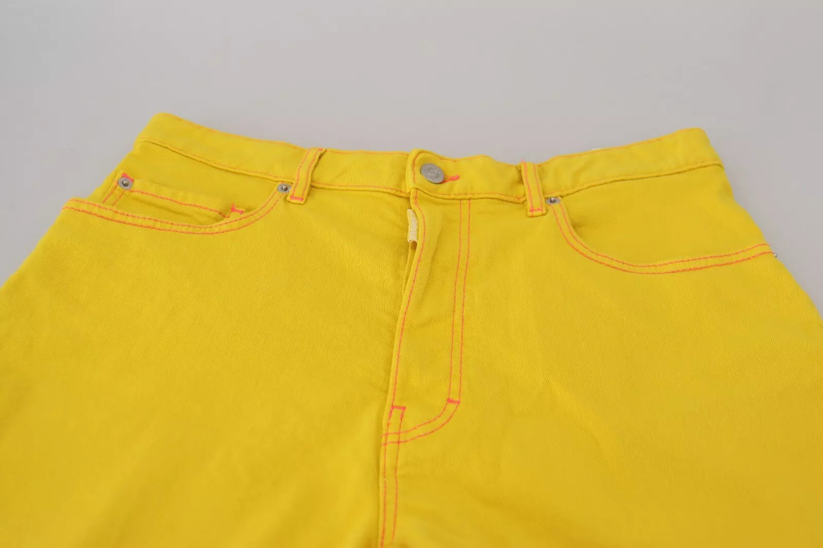 Shorts pour femmes Dsquared² jaunes en coton à taille haute et coupe baggy, style décontracté et tendance.