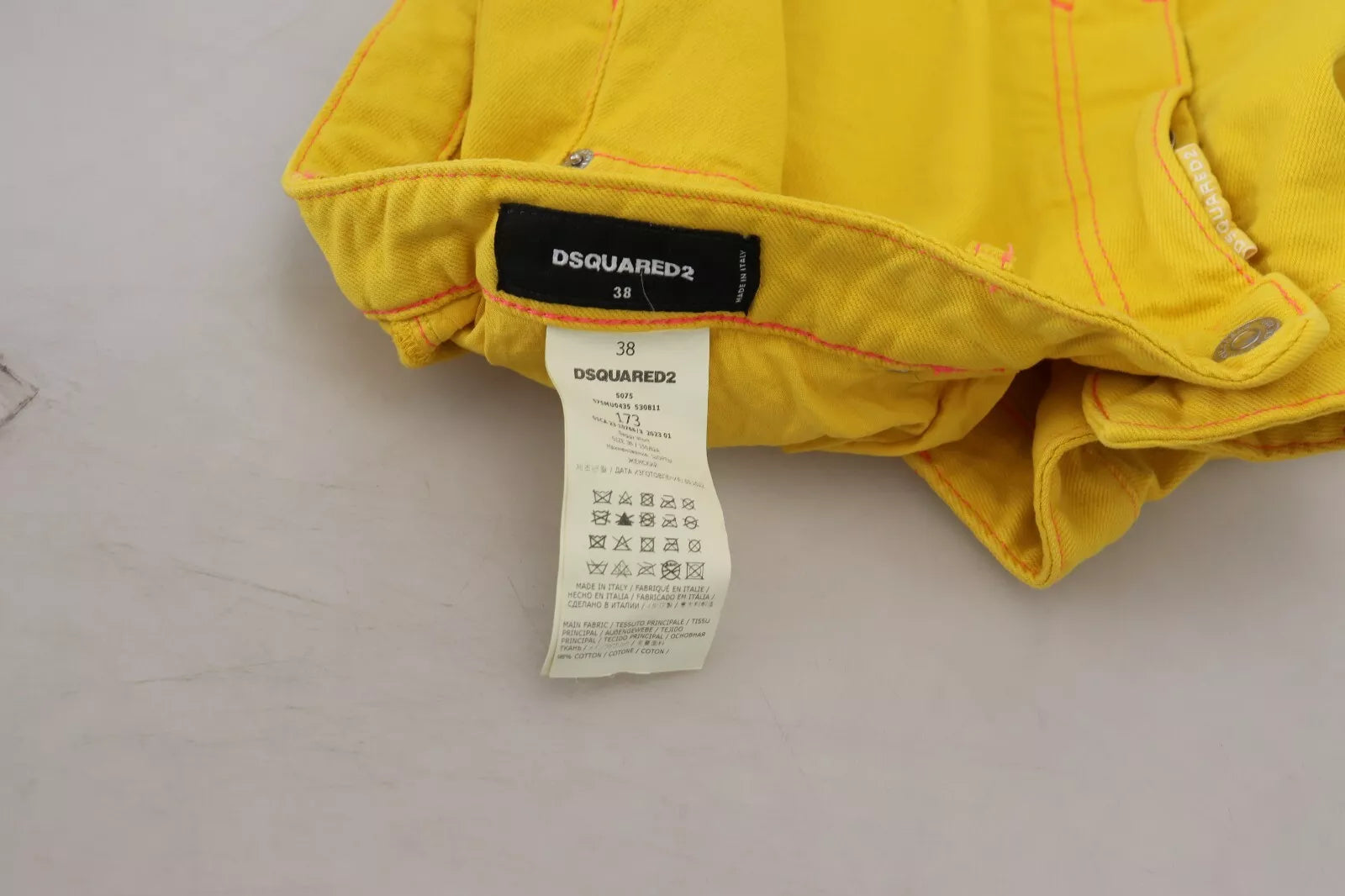 Shorts hotpants en coton jaune à taille haute de Dsquared², style décontracté et ample pour femmes.