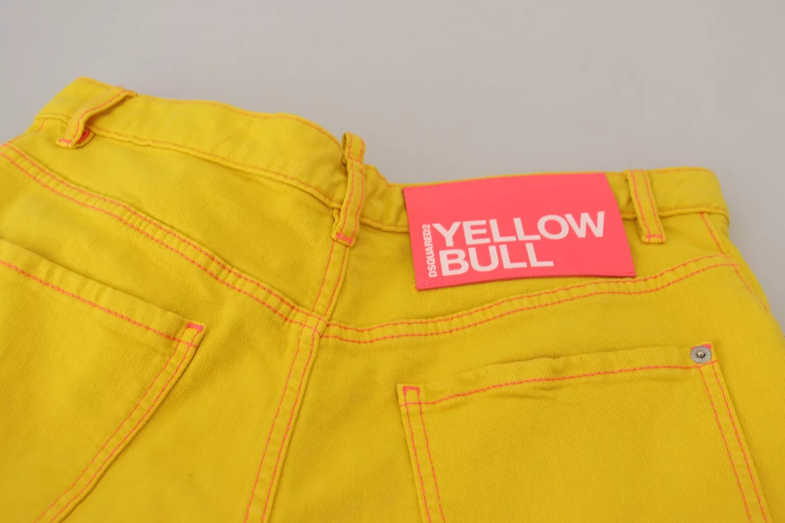 Shorts hotpants en coton jaune à taille haute pour femmes de Dsquared², style décontracté et tendance, vue de face.