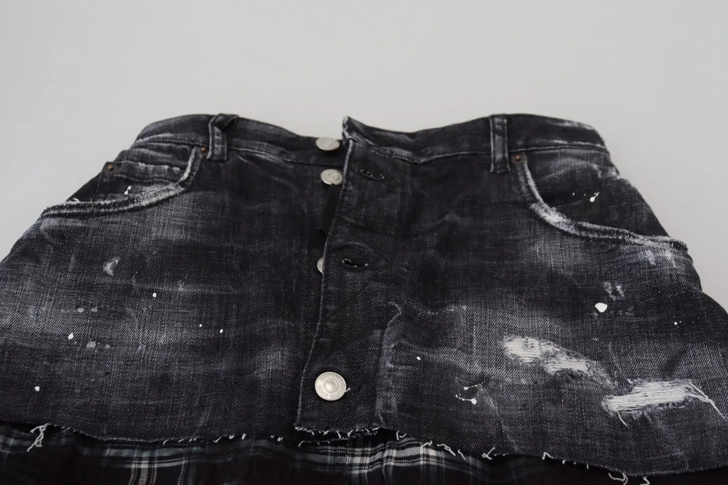 Jupe courte en jean noire à carreaux à taille haute de Dsquared², style évasé avec motif à carreaux noirs et blancs.
