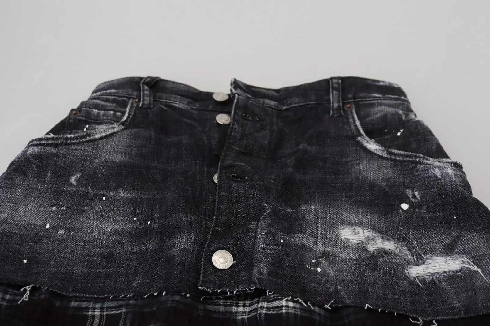 Jupe courte en jean noire à carreaux à taille haute de Dsquared², style évasé avec motif à carreaux noirs et blancs.