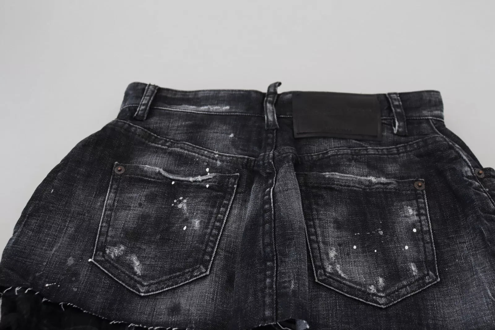 Jupe en jean noire à carreaux à taille haute de style A-line de Dsquared², courte et tendance, avec motif à carreaux.