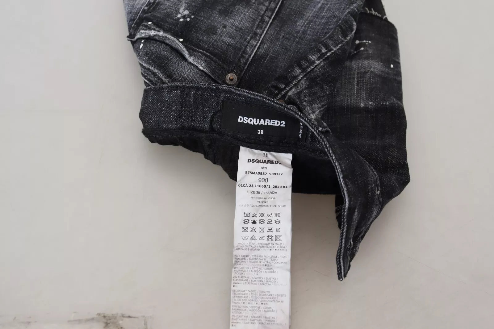 Jupe en jean noire à carreaux, taille haute, coupe évasée, de la marque Dsquared², avec motif à carreaux noir et blanc.