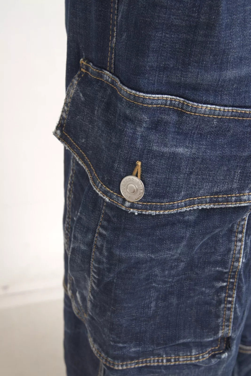 Jeans cargo en denim bleu à taille haute de Dsquared², coupe baggy, en coton, avec poches visibles et style décontracté.