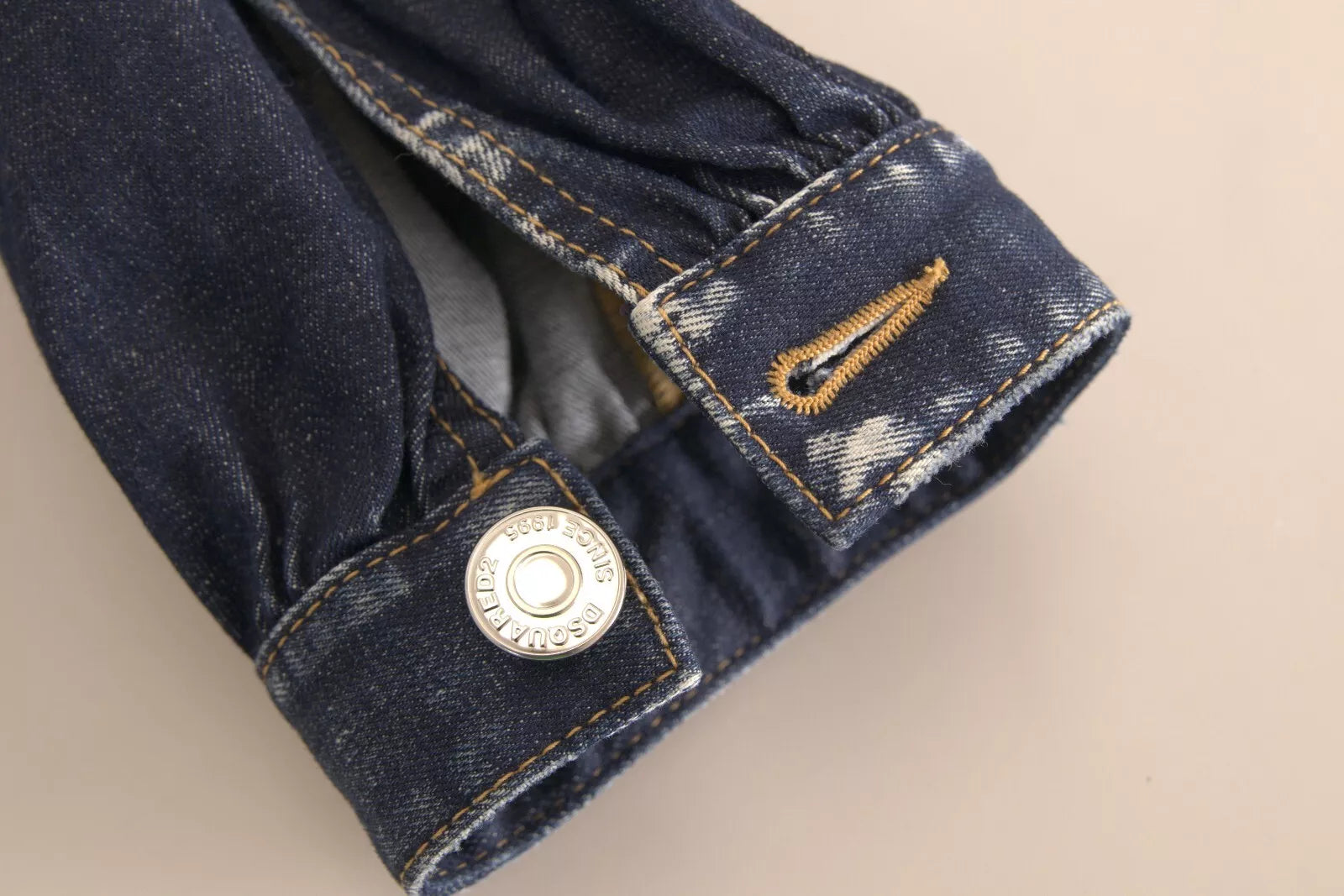 Jeans cargo en denim bleu à taille haute de Dsquared², coupe baggy, en coton avec détails de style décontracté.