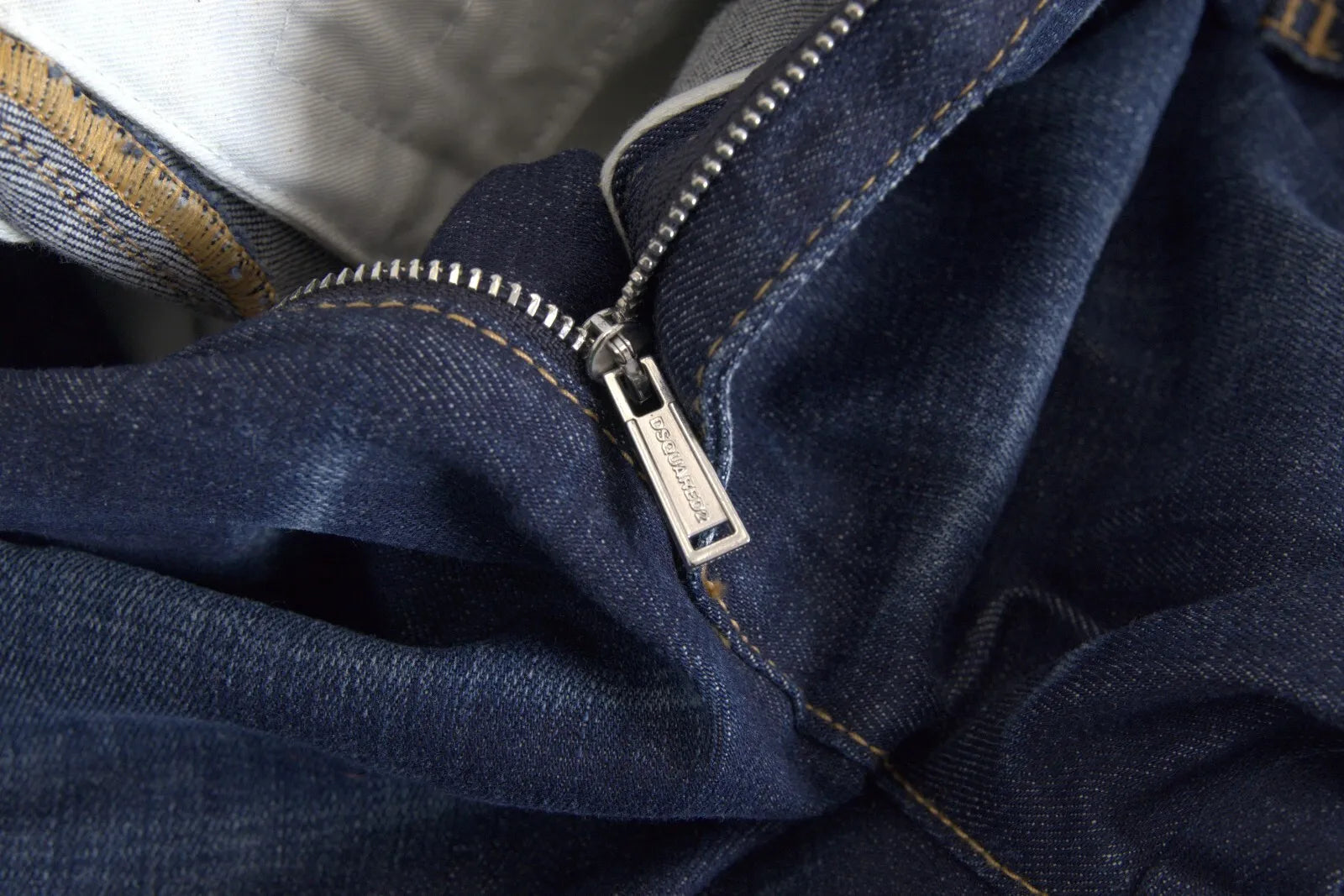 Jeans cargo oversize en denim bleu à taille haute de Dsquared², avec poches et coupe décontractée.