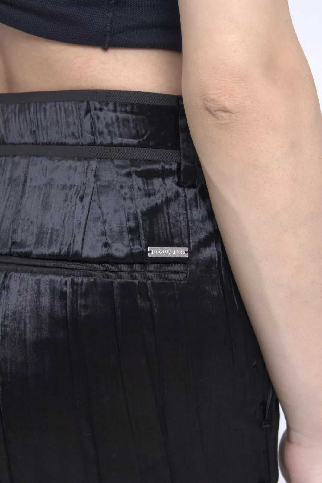 Pantalon noir en viscose à coupe évasée haute taille de la marque Dsquared², affichant une silhouette élégante.