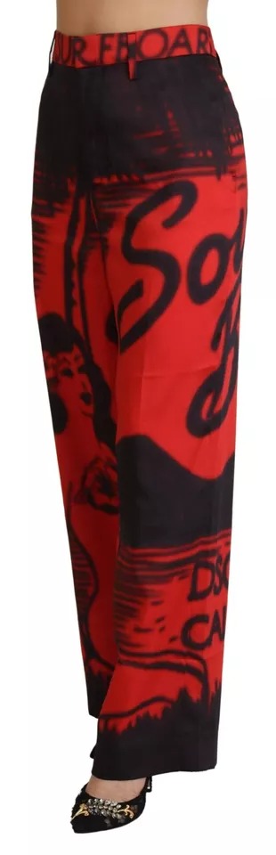 Pantalons droits à taille haute rouges imprimés de la marque Dsquared², visible avec leur motif distinctif.