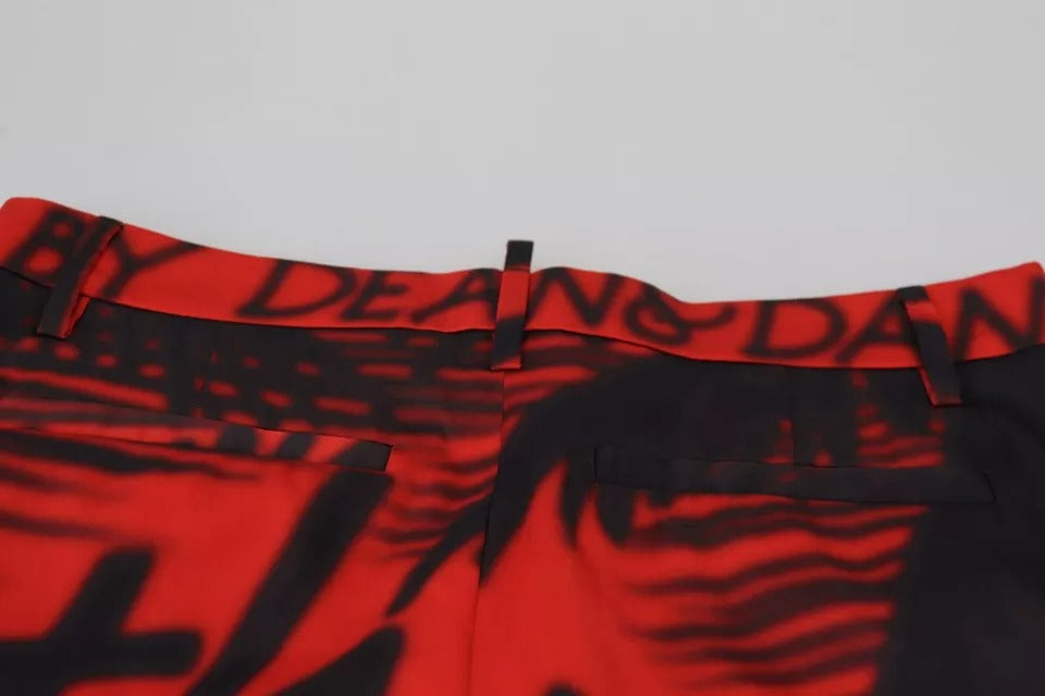 Pantalon droit à taille haute rouge imprimé de Dsquared², en tissu léger, visible de face avec ceinture et détails de la marque.