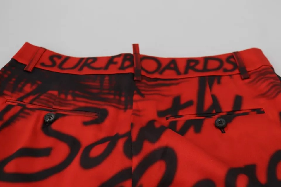 Pantalons cropped à taille haute à imprimé rouge de Dsquared², coupe large et jambes évasées, en tissu léger et tendance.