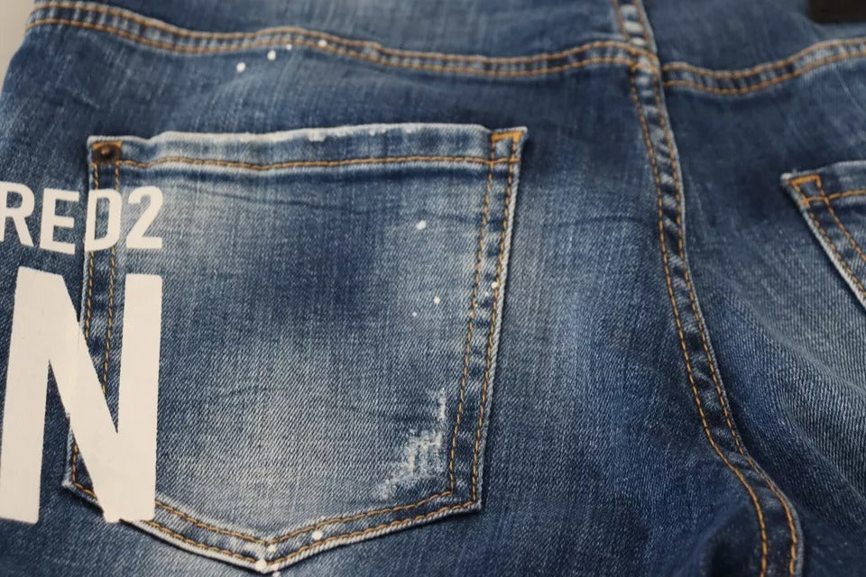 Jeans en denim bleu à taille basse Dsquared², coupe courte et tendance, style cool girl, visible sur l'image.