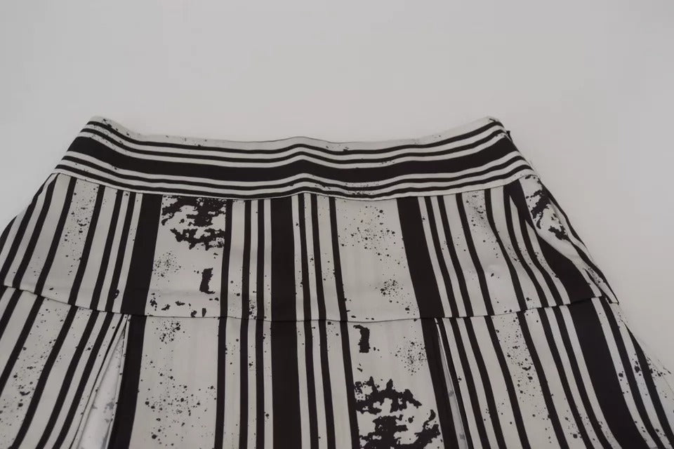 Jupe courte à rayures grises et noires de taille moyenne, style A-line, de la marque Dsquared², visible en détail.