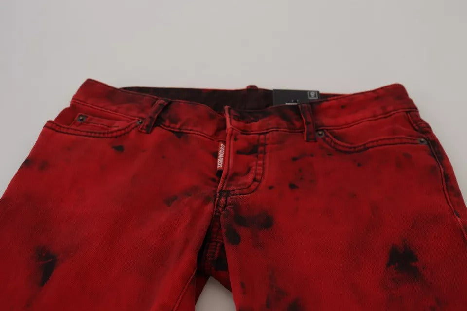 Pantalon skinny en coton stretch rouge à taille basse de Dsquared², coupe ajustée et moderne, visible sur le modèle.