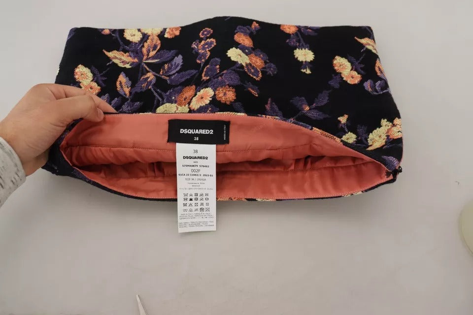 Jupe courte mi-mollet noire à taille moyenne avec broderie florale en forme de A de la marque Dsquared², détails élégants.