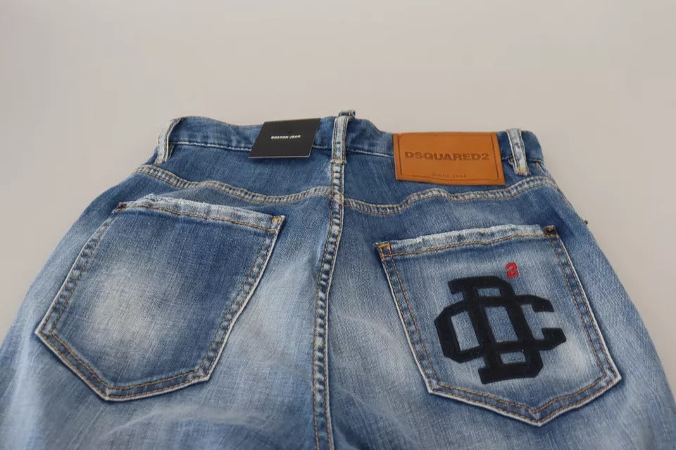 Jeans en denim bleu délavé à taille haute et coupe droite de Dsquared², style Boston, visible avec détails de couture.