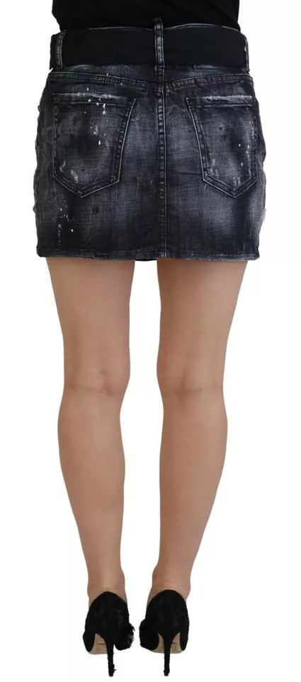 Jupe courte en jean noire déchirée à mi-hauteur, coupe évasée, de la marque Dsquared², portée sur un mannequin.
