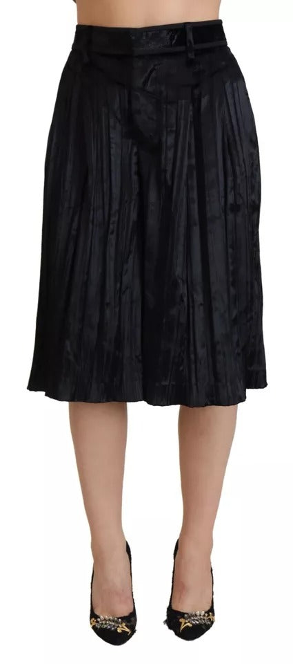 Pantalons cropped à taille haute plissés et à jambes larges noirs de Dsquared², visibles dans l'image.