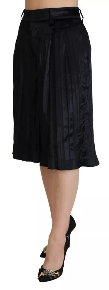 Pantalons cropés noirs à plis, taille haute et jambes larges, de la marque Dsquared², visibles en gros plan.