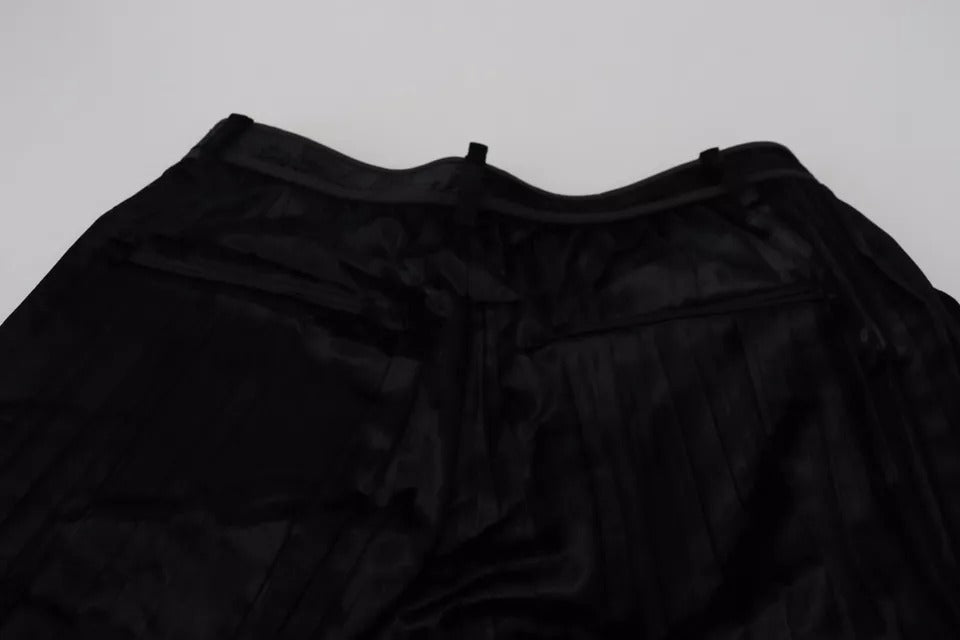 Pantalons cropped noirs à plis, taille haute et jambes larges de Dsquared², visibles en détail dans l'image.