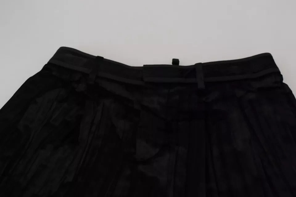 Pantalons noirs plissés à taille haute et jambes larges de Dsquared², coupe courte et style tendance.
