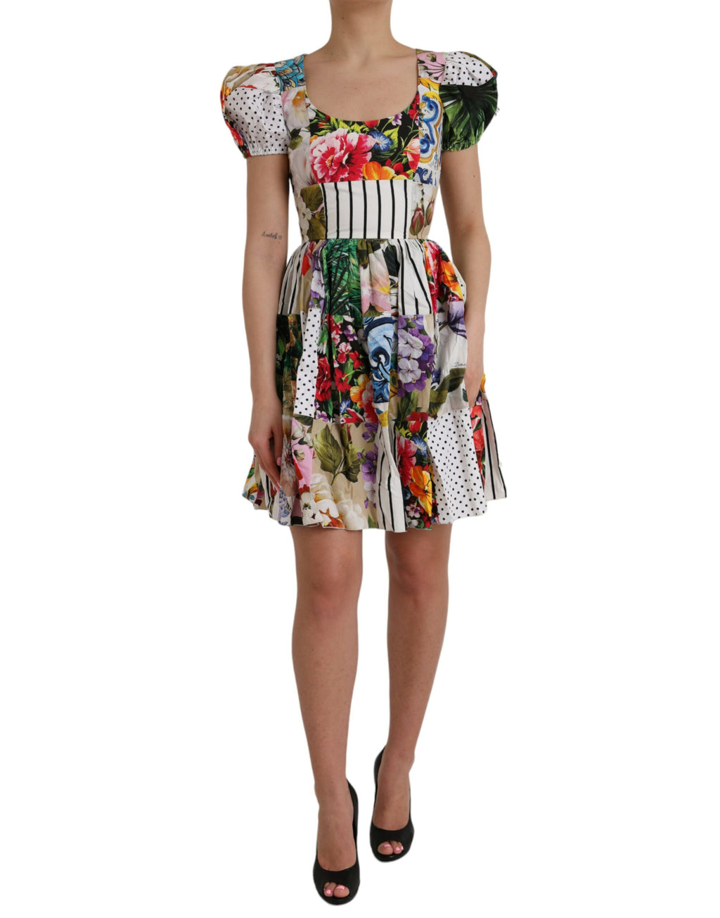 Robe courte en coton à patchwork multicolore de Dolce & Gabbana, style aligne, détail coloré et élégant.