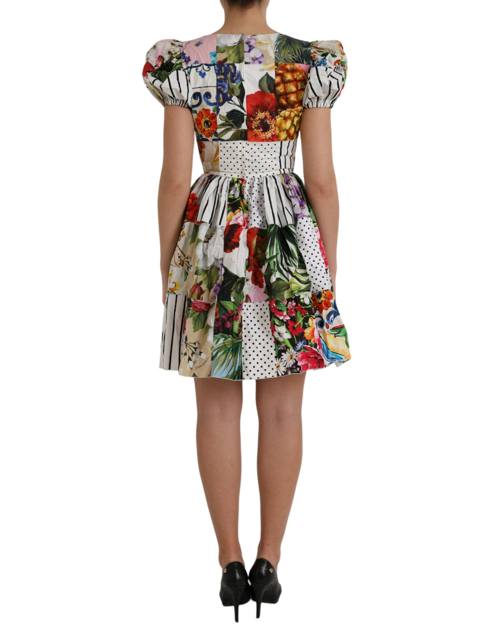 Robe courte en coton à patchwork multicolore de Dolce & Gabbana, coupe évasée, style élégant et coloré.