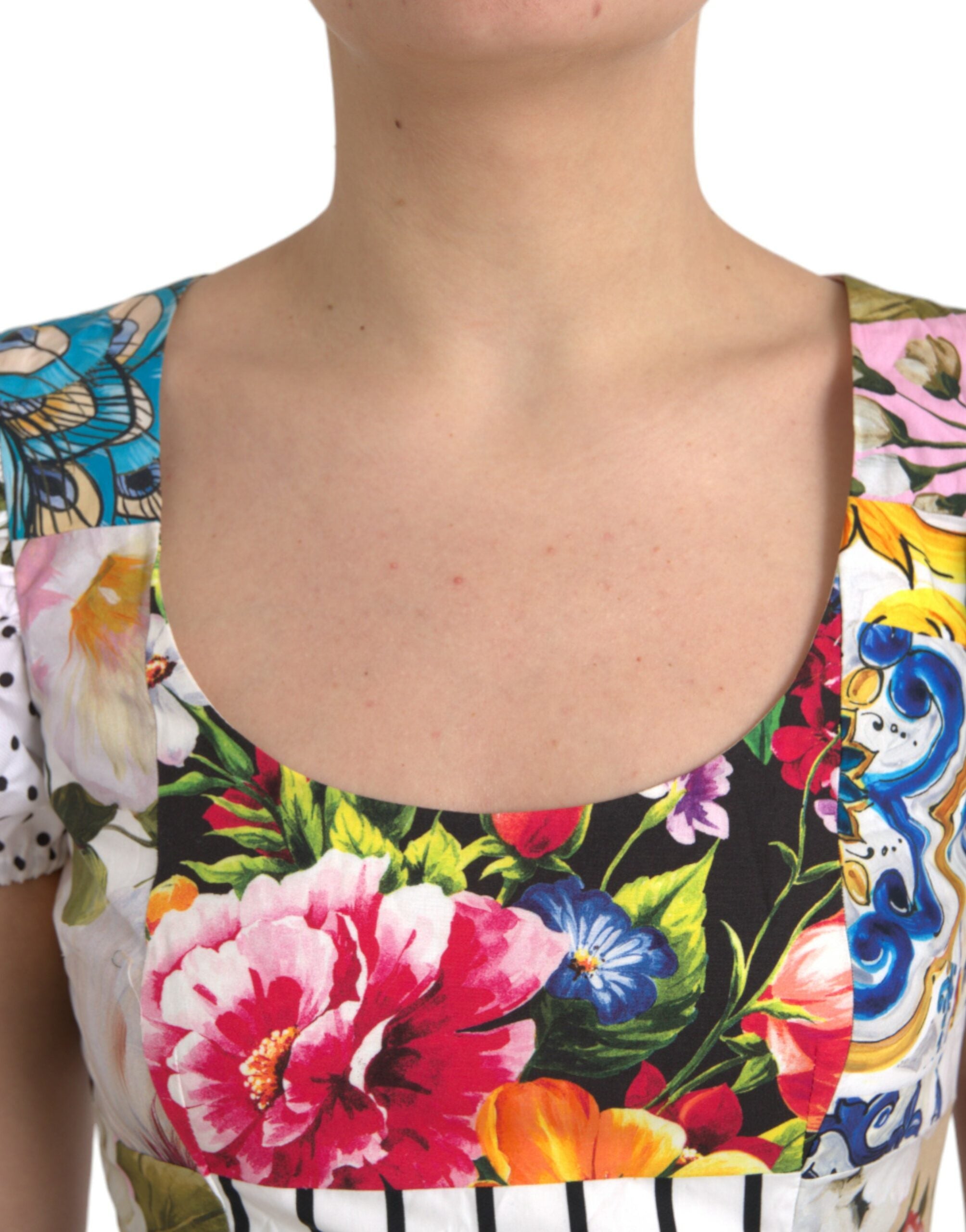 Robe courte en coton à patchworks multicolores de Dolce & Gabbana, coupe A-line, style élégant et coloré.