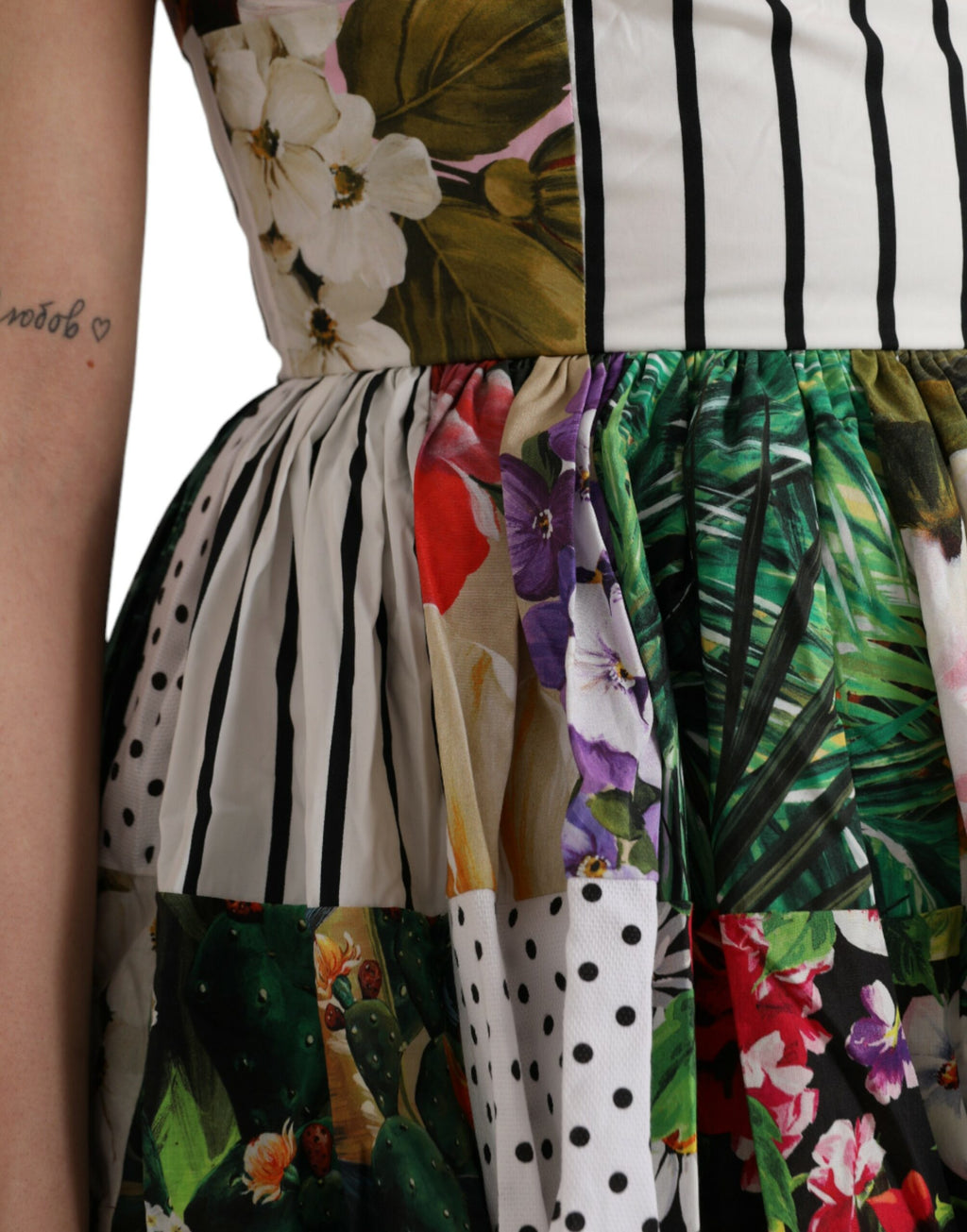 Robe courte Dolce & Gabbana à patchwork multicolore en coton, coupe en ligne A, vue de face.