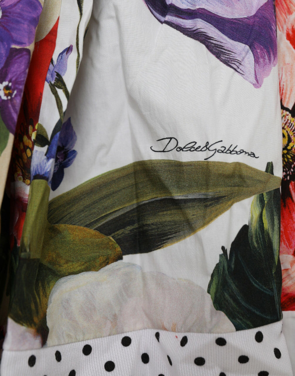 Robe courte en coton multicolore avec patchwork, style aligne, de la marque Dolce & Gabbana, portée et vue de face.