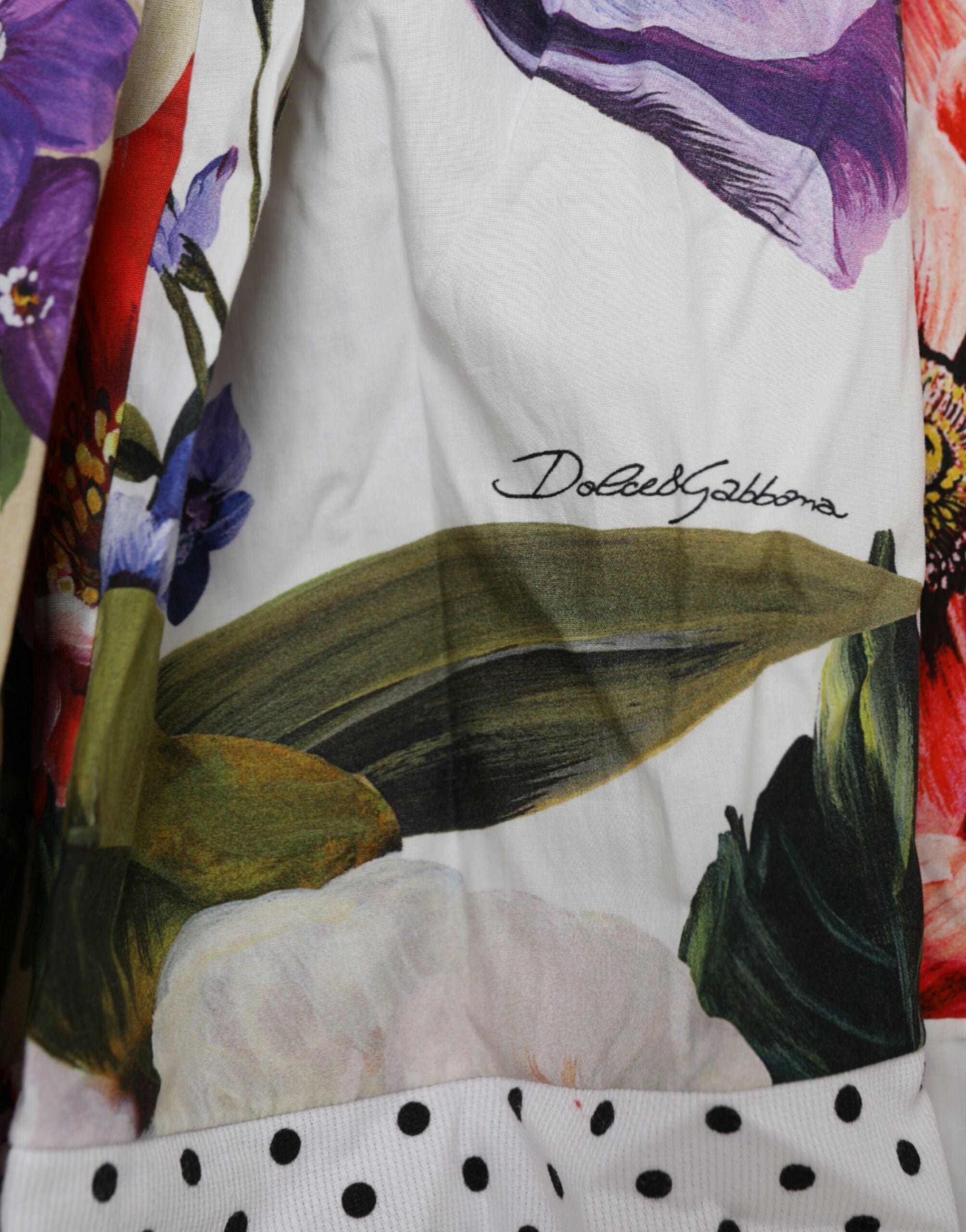 Robe courte en coton multicolore avec patchwork, style aligne, de la marque Dolce & Gabbana, portée et vue de face.
