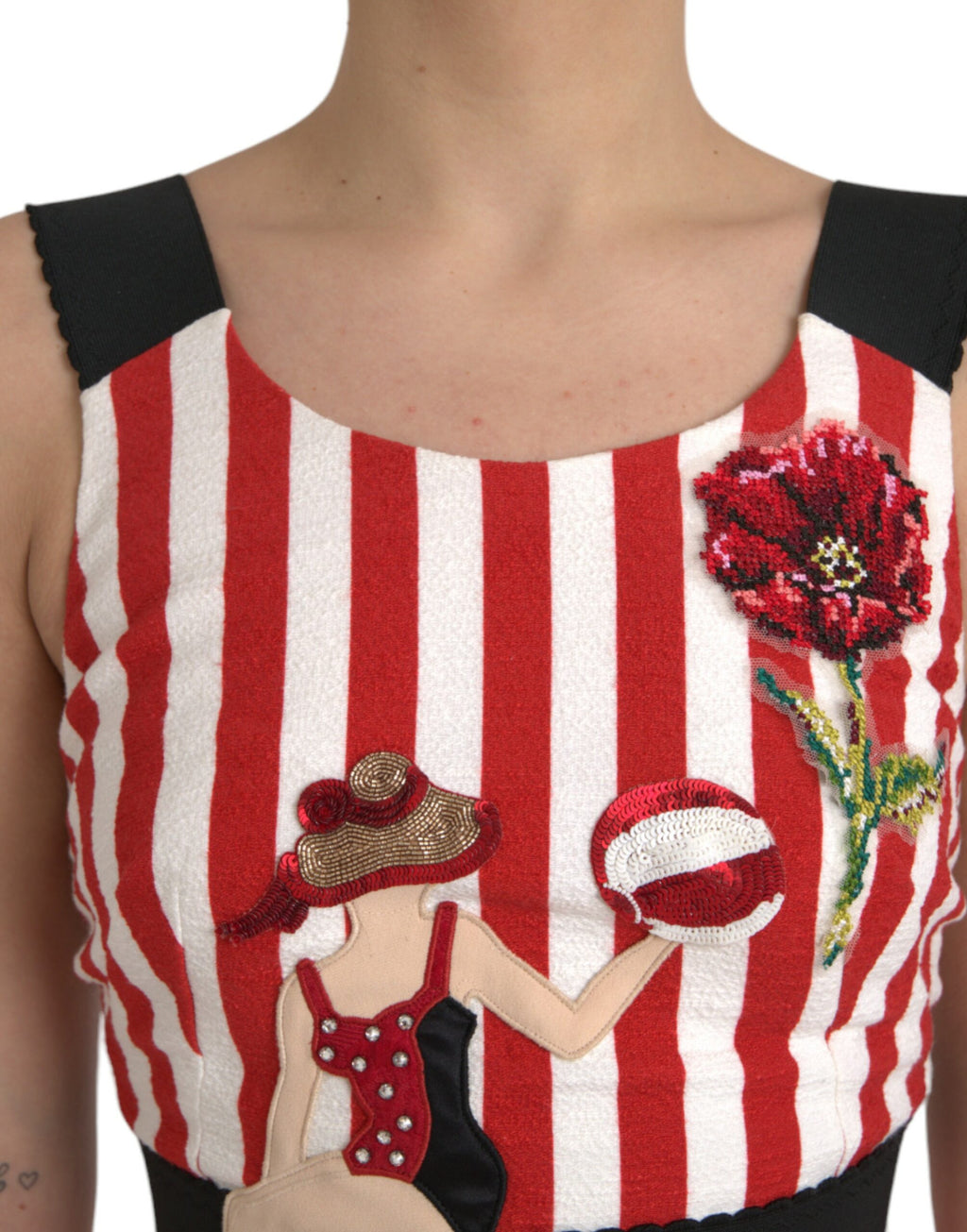 Robe midi sans manches Dolce & Gabbana rouge et blanche à fleurs, coupe fluide et élégante, pour femme.