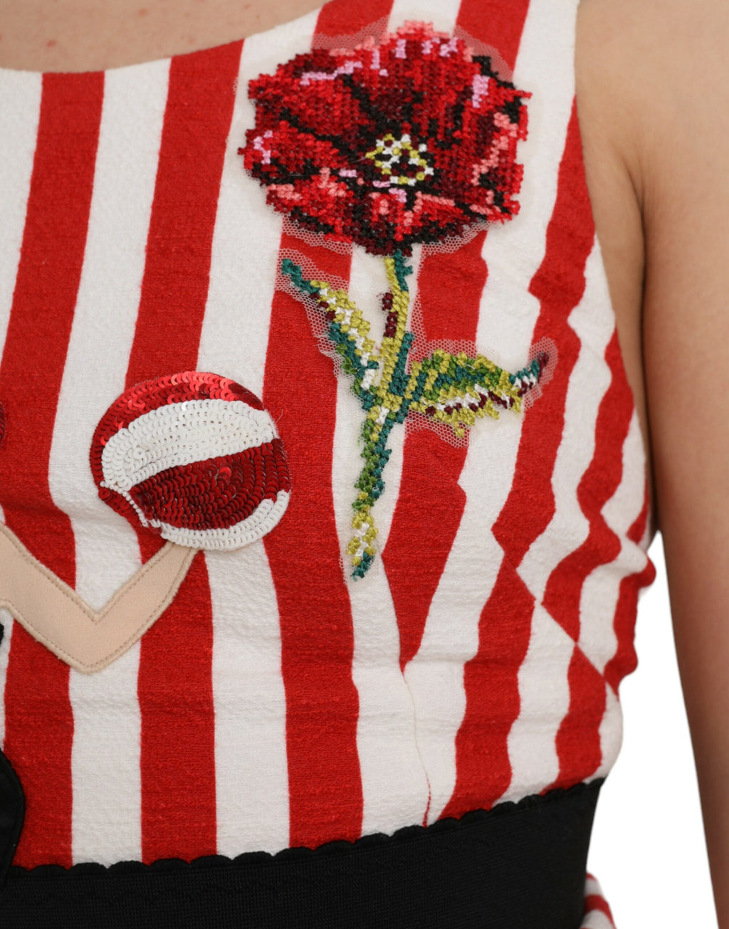 Robe midi sans manches Dolce & Gabbana à fleurs rouges et blanches, coupe ajustée, tissu fluide, style élégant et féminin.