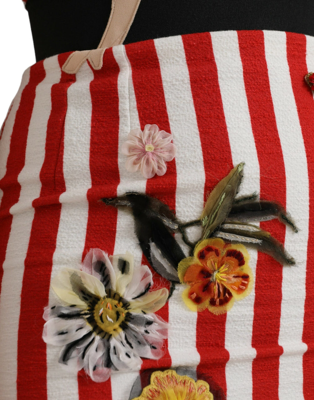 Robe midi sans manches Dolce & Gabbana à fleurs rouges et blanches, coupe ajustée, style élégant et féminin.