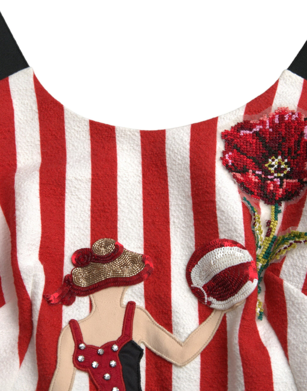 Robe midi sans manches Dolce & Gabbana à fleurs rouges et blanches, coupe ajustée, élégante et fluide, portée avec style.