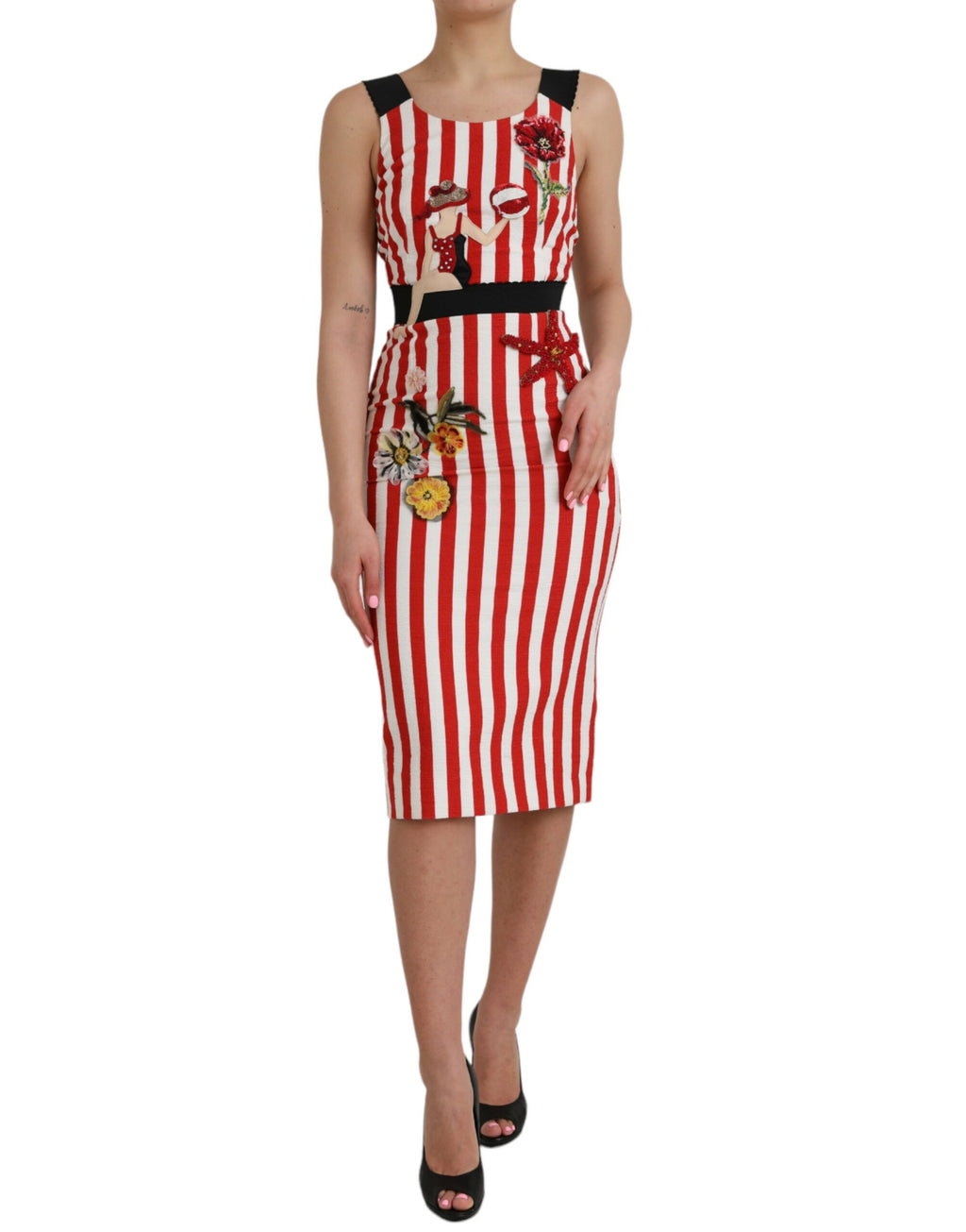 Robe midi sans manches Dolce & Gabbana à fleurs rouges et blanches, coupe ajustée, élégante et fluide, portée élégante et raffinée.