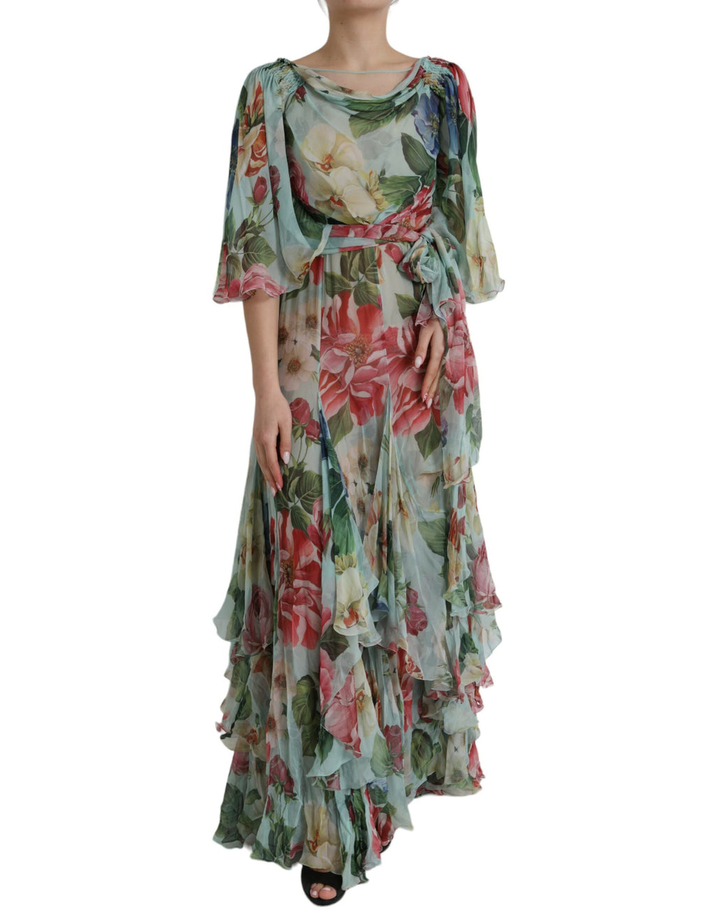 Robe longue à fleurs bleues Dolce & Gabbana avec jupe à plusieurs couches et style élégant.