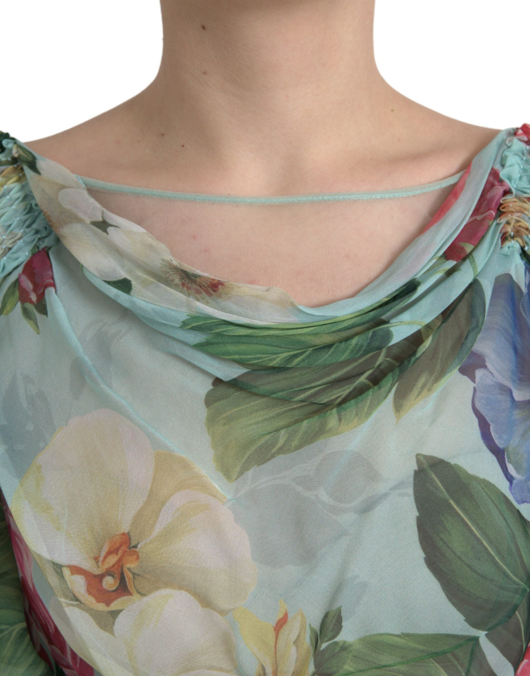 Robe longue maxi à fleurs bleues en plusieurs couches, Dolce & Gabbana, robe élégante à imprimé floral.