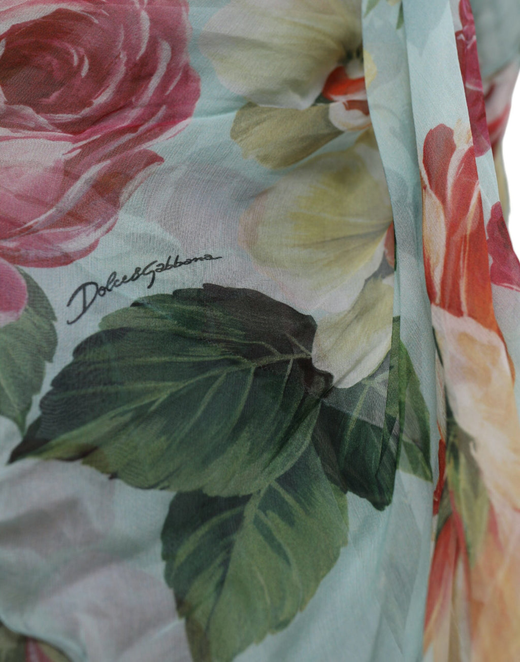 Robe longue à fleurs bleues Dolce & Gabbana avec jupe en couches et style maxi, portée élégante et fluide.