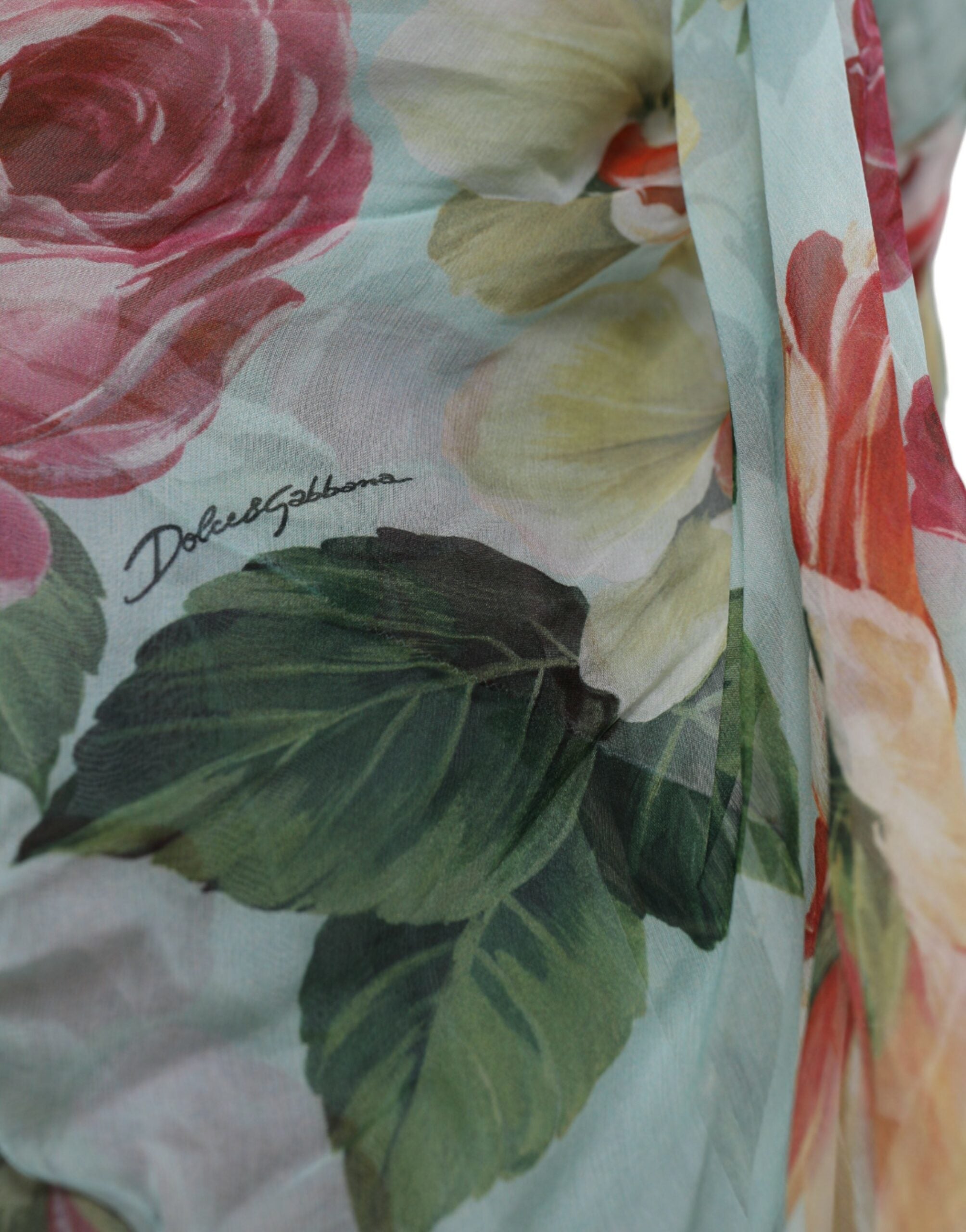 Robe longue à fleurs bleues Dolce & Gabbana avec jupe en couches et style maxi, portée élégante et fluide.