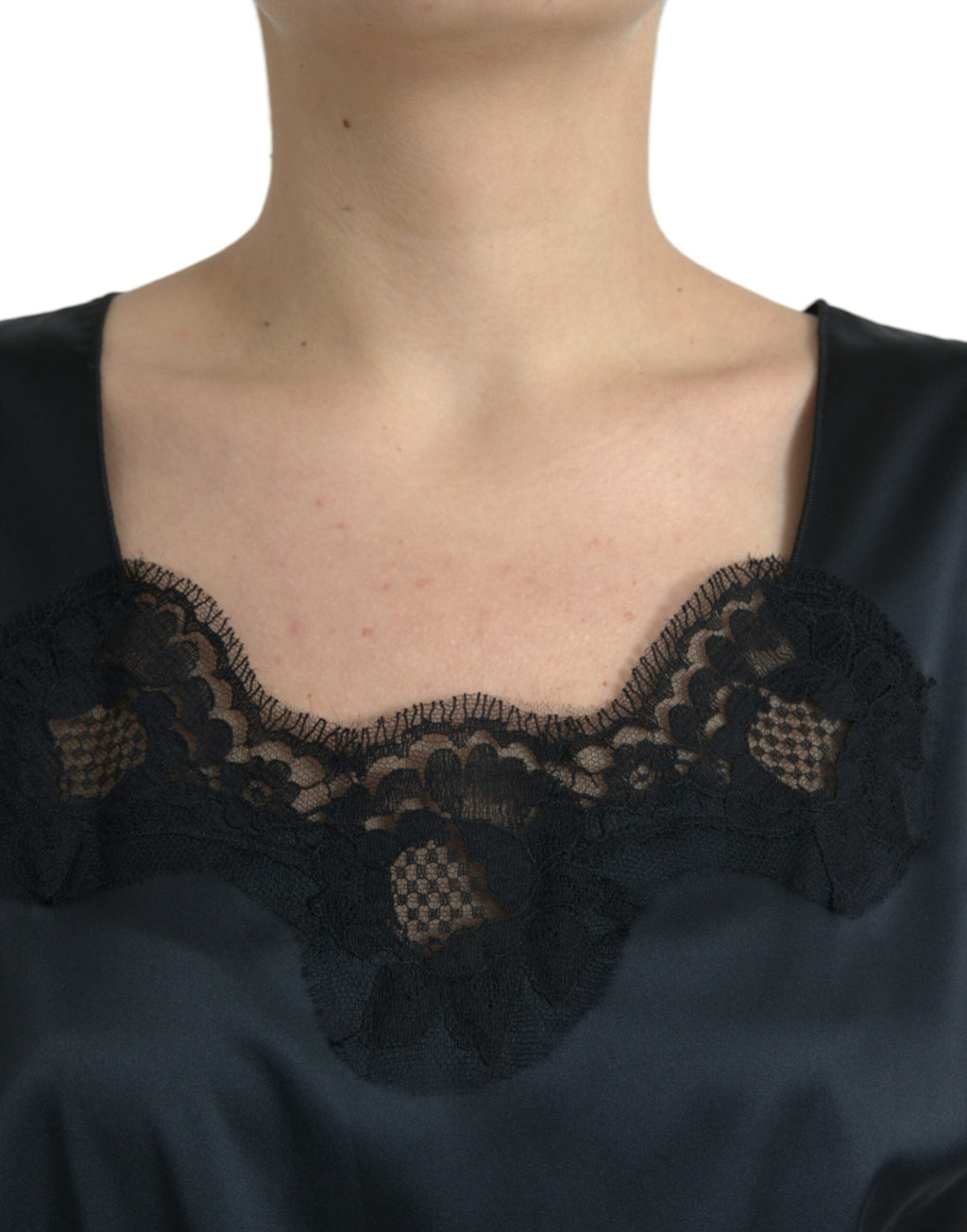 Robe midi en polyester noir avec garniture en dentelle Dolce & Gabbana, coupe ajustée et élégante.