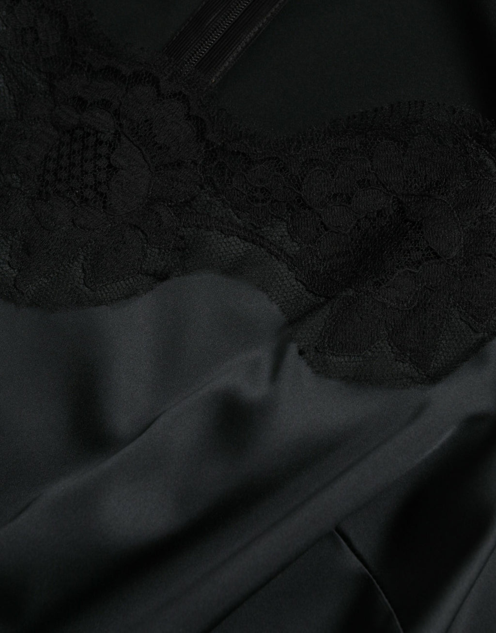 Robe midi en polyester noir avec broderie en dentelle et coupe fourreau, signée Dolce & Gabbana, vue de face.