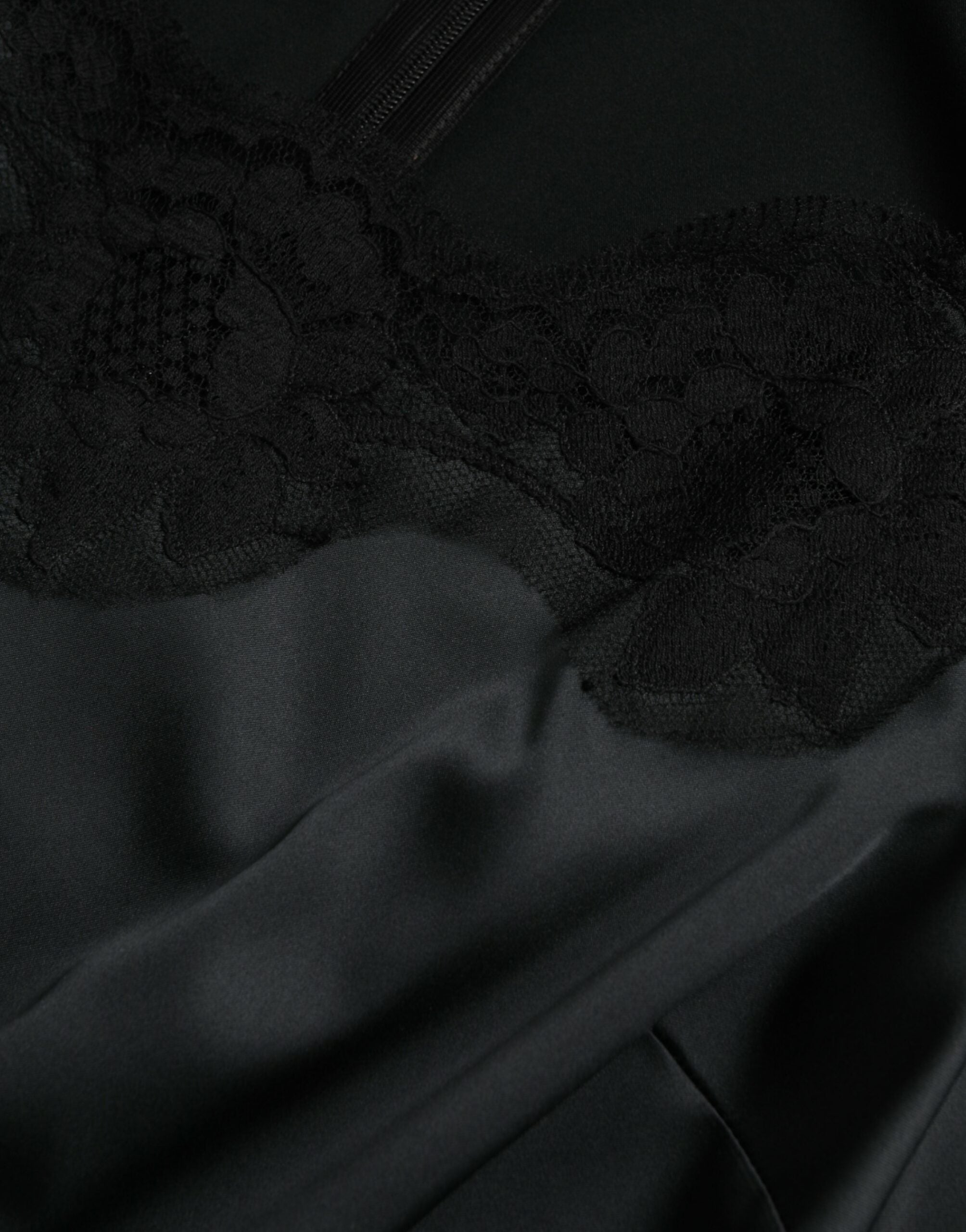 Robe midi en polyester noir avec broderie en dentelle et coupe fourreau, signée Dolce & Gabbana, vue de face.