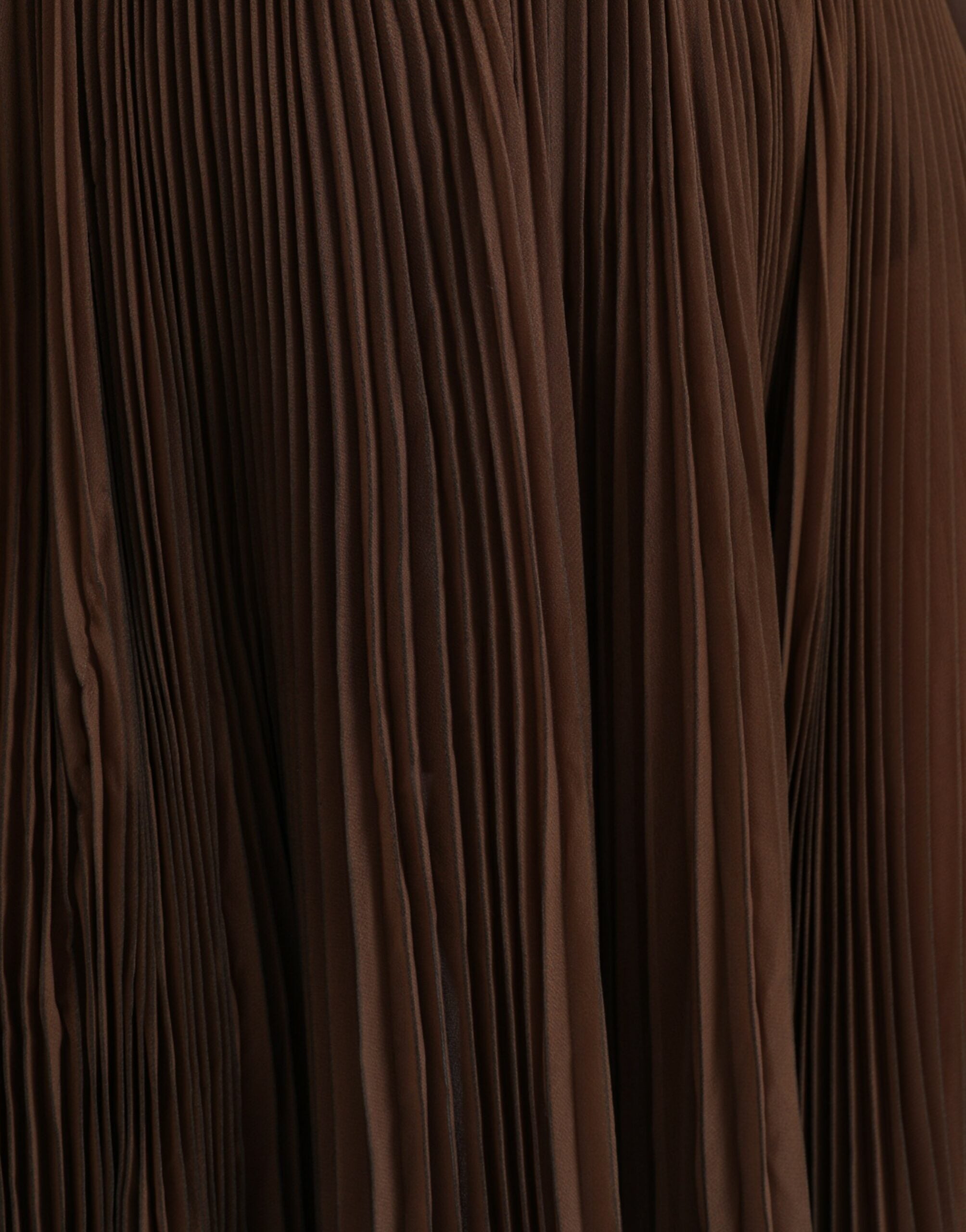 Jupe midi plissée marron en polyester de haute taille de Dolce & Gabbana, vue de face.