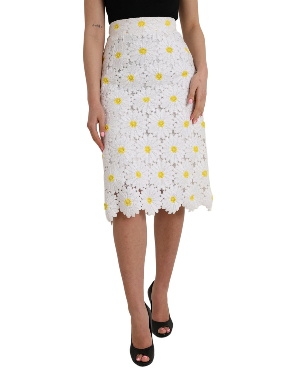 Jupe droite en dentelle blanche Dolce & Gabbana avec motif floral, style élégant et féminin, visible sur cette image.