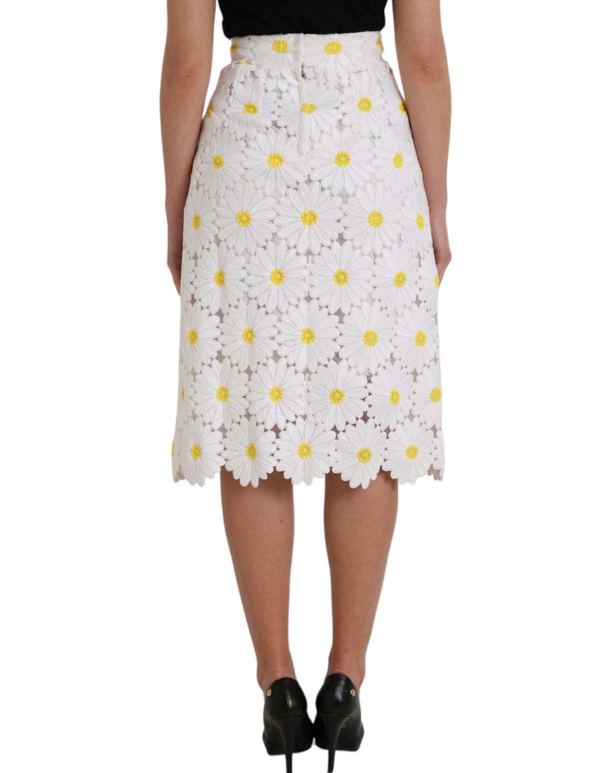 Jupe droite en dentelle blanche à fleurs Dolce & Gabbana, style élégant et féminin, visible sur l’image.