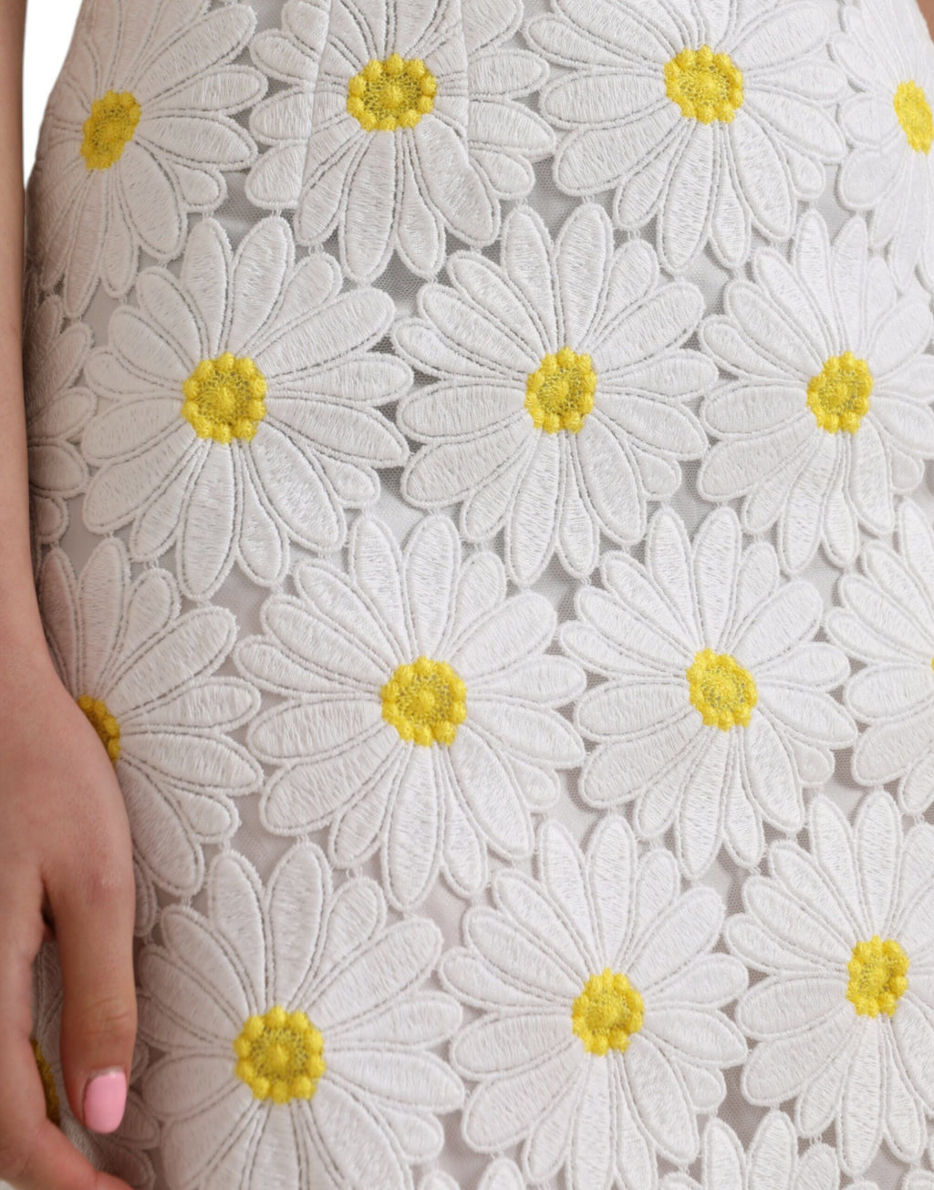 Jupe droite en dentelle blanche à fleurs de Dolce & Gabbana, style élégant et féminin, vue de face.