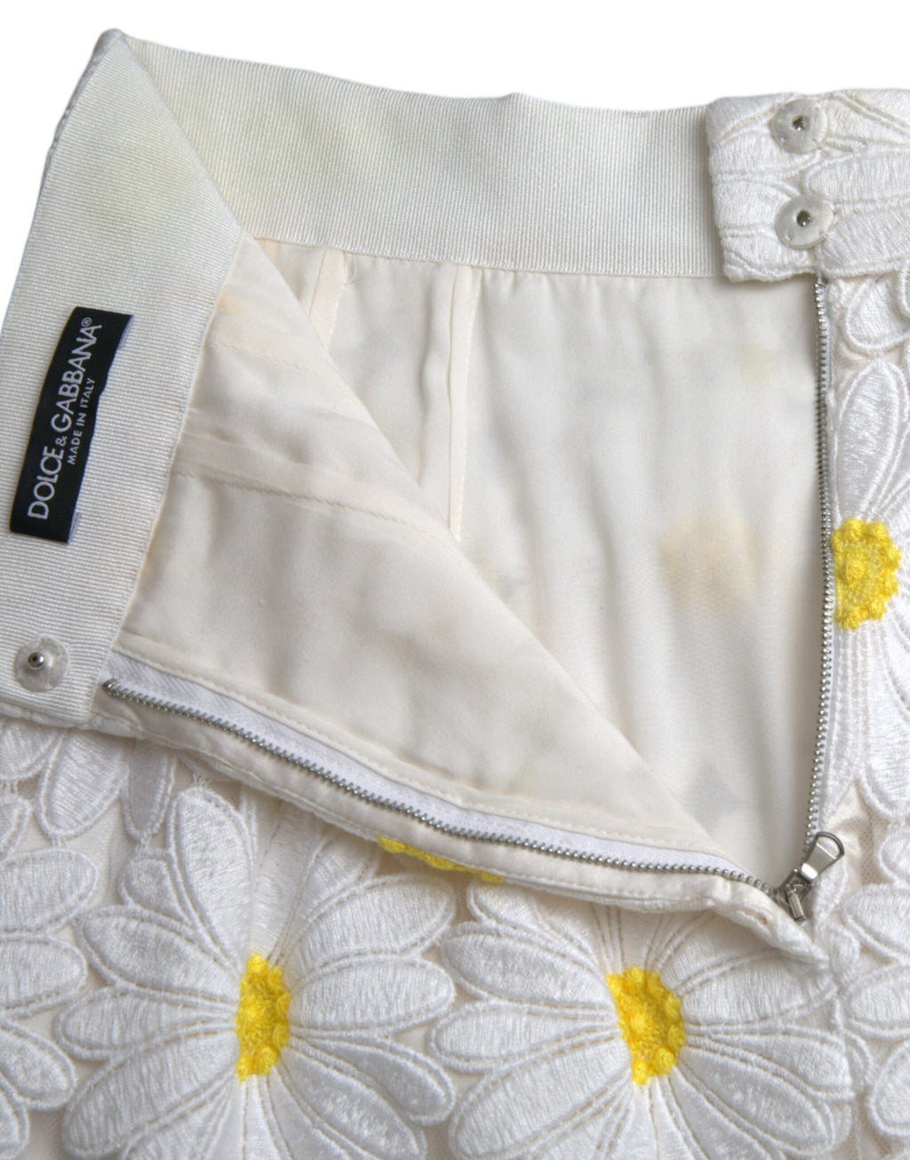 Jupe droite en dentelle blanche à fleurs de Dolce & Gabbana, style élégant et féminin, vue de face.