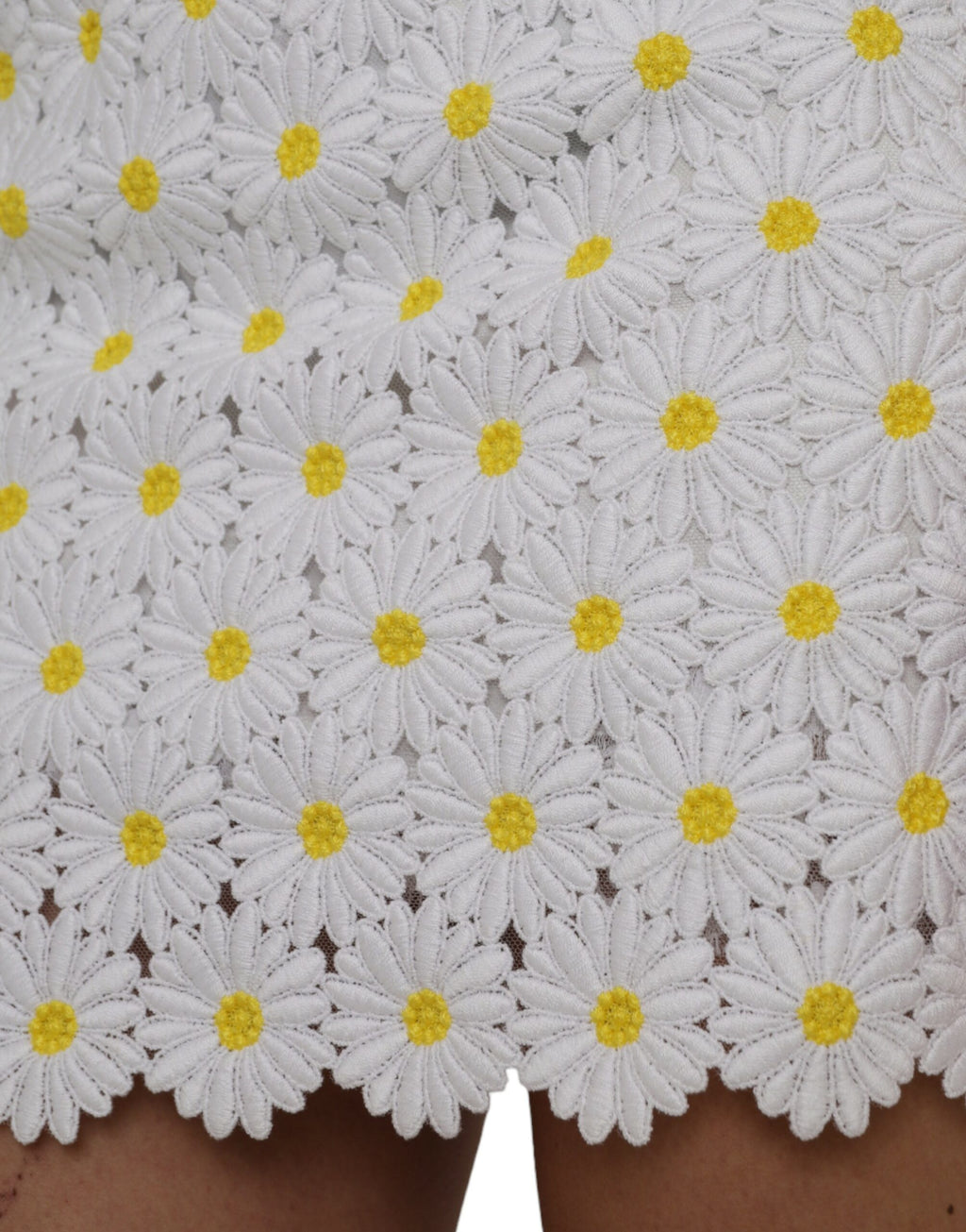 Jupe courte blanche à fleurs de style A-line de Dolce & Gabbana, avec motif floral élégant et coupe fluide.