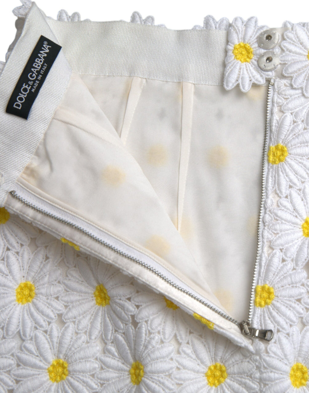 Jupe courte blanche à fleurs Dolce & Gabbana, coupe évasée en ligne A avec motif floral élégant visible sur l'image.
